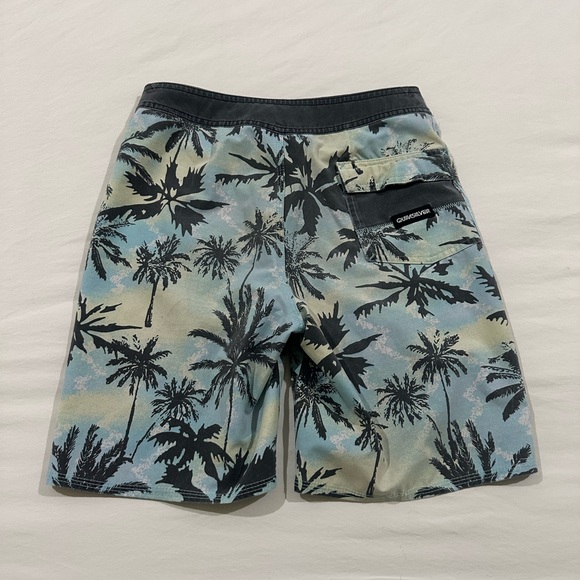 Quiksilver boys boardshorts size 12 in excellent condition. - Picture 2 of 3